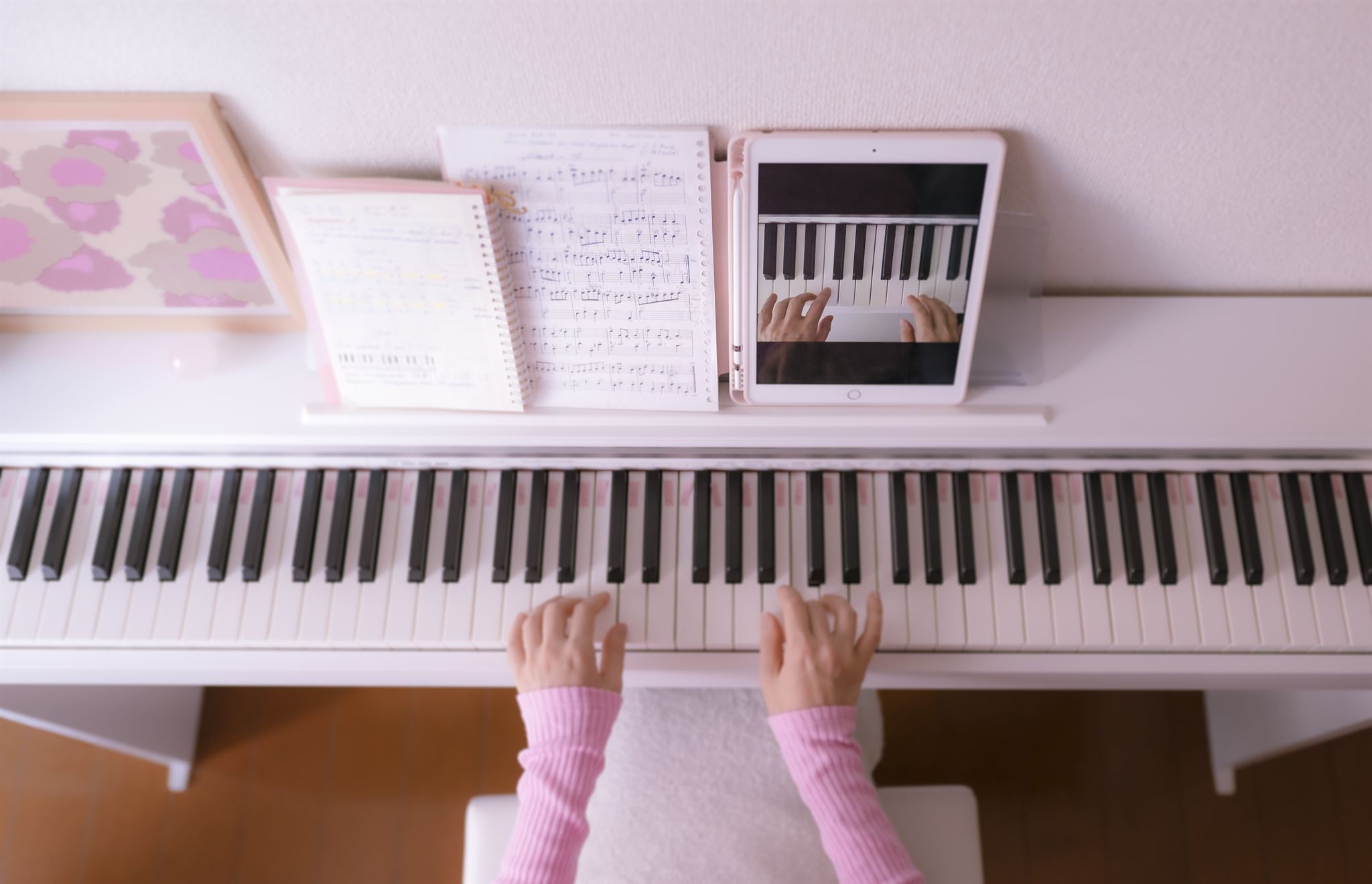 Kid-learning-piano-from-home